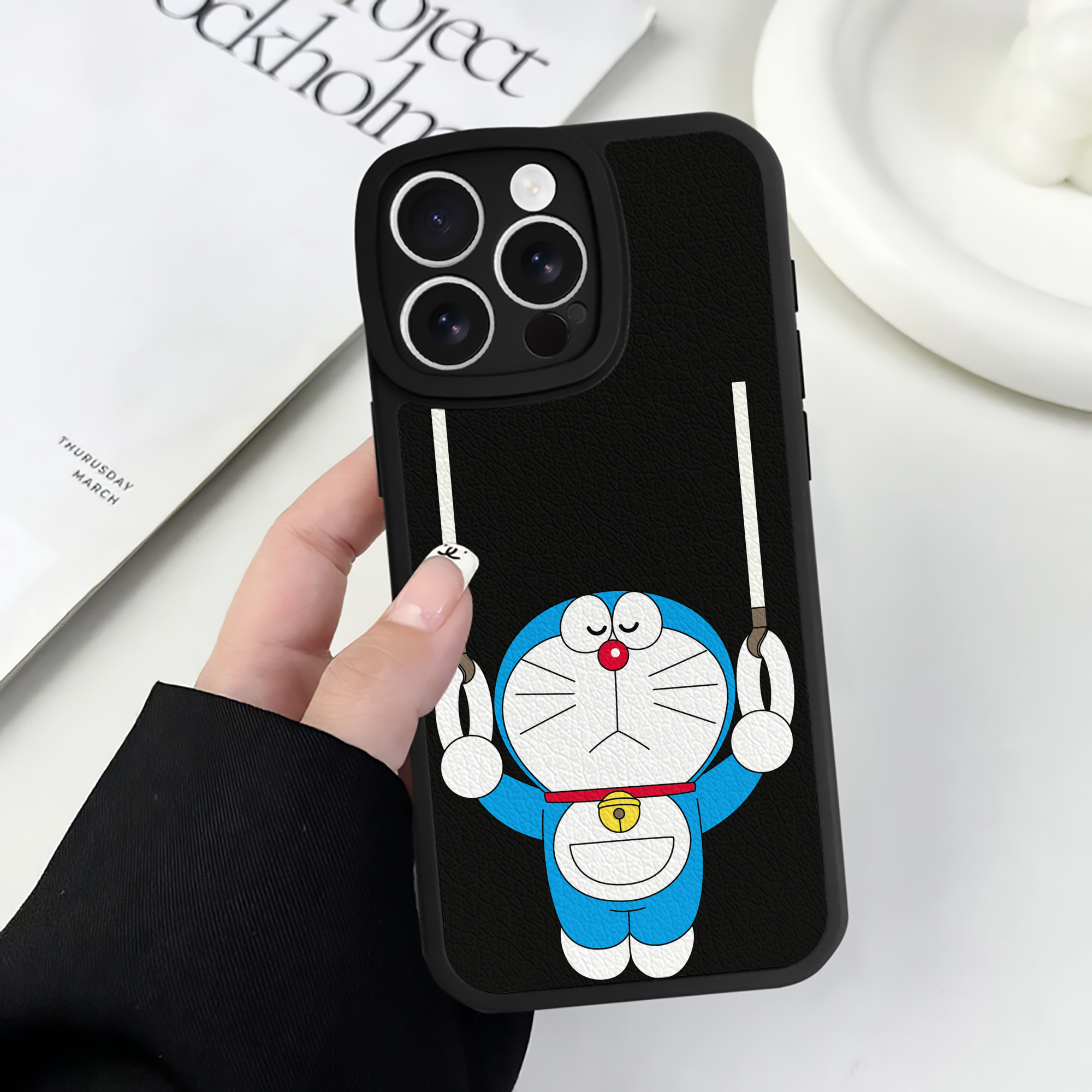 （画像用） ドラえもん Doraemon 【iPhone 16シリーズ対応】シリコンスマホケース（レザー調） 材質：シリコン